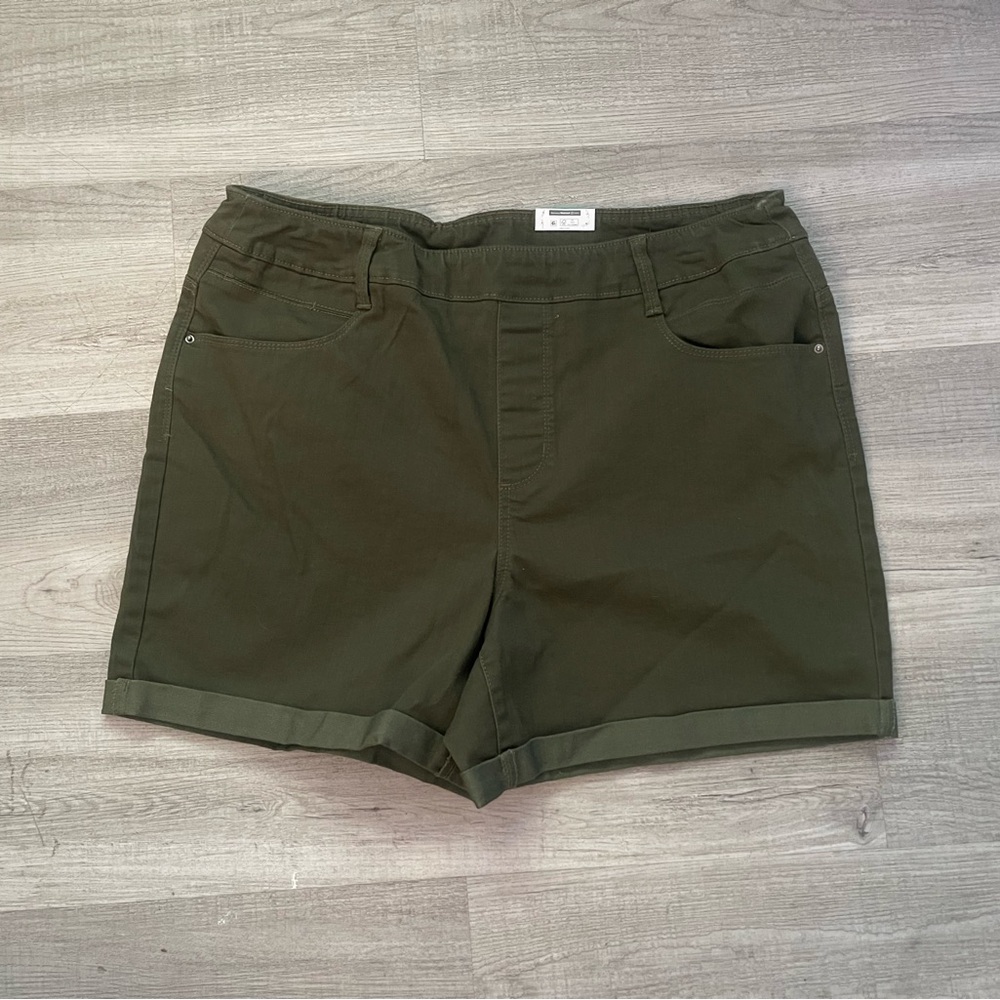 NWT Time & True pull on cotton high waist cuffed short in olive green 16 XL.